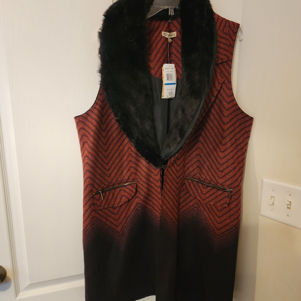 Vest with detachable fur collar